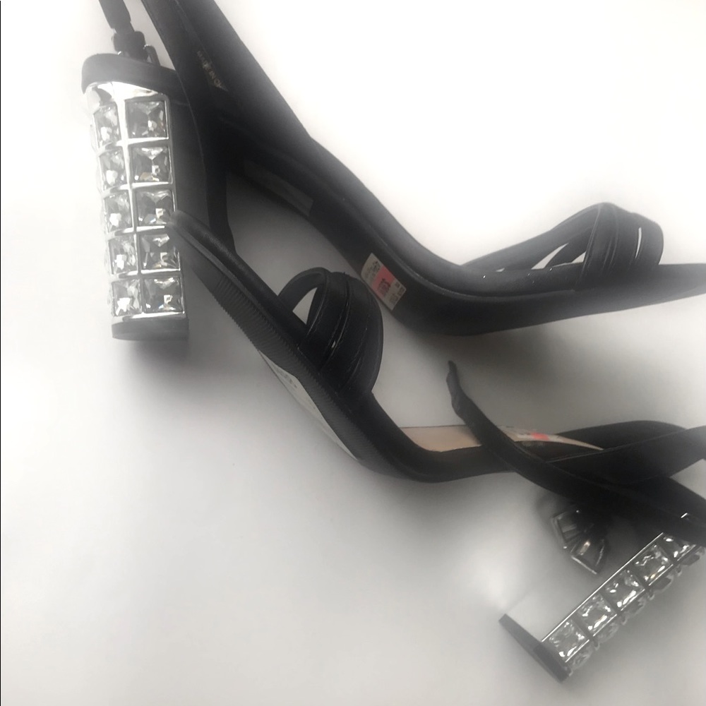 Le château cute heels not to high black and shiny silver